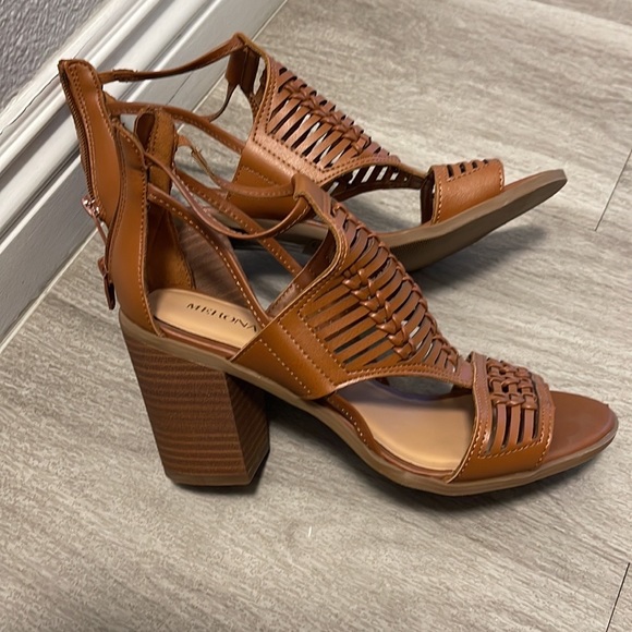 Heels - Picture 4 of 4